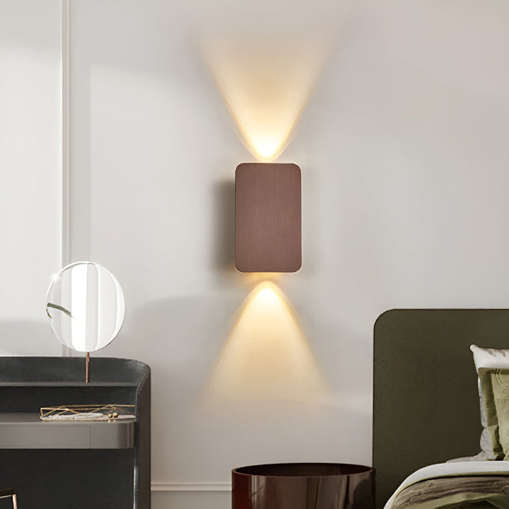 Stilvolle rechteckige LED-Wandlampe, ideal für Flur- und Wohnzimmerbeleuchtung.