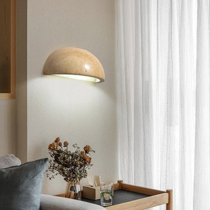Elegante LED-Wandleuchte in Steinoptik, modern für Wohnzimmer und Schlafzimmer.