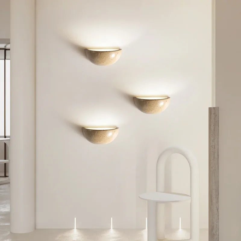 Moderne LED-Wandleuchte in Steinoptik für stilvolle Innenbeleuchtung im Flur oder als Dekoration.