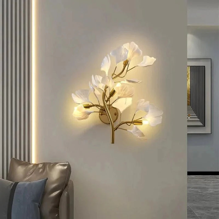 Stilvolle LED Wandleuchte mit Ginkgo Blattdekor für gemütliches Licht in Wohnzimmer oder Schlafzimmer. Akzentbeleuchtung.