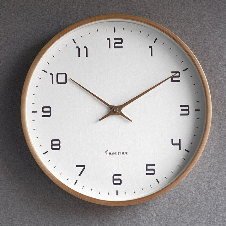 Elegante Massivholz Wanduhr im nordischen Design, ideal für Wohnzimmer & Büro. Zeitlose Holz-Dekoration.