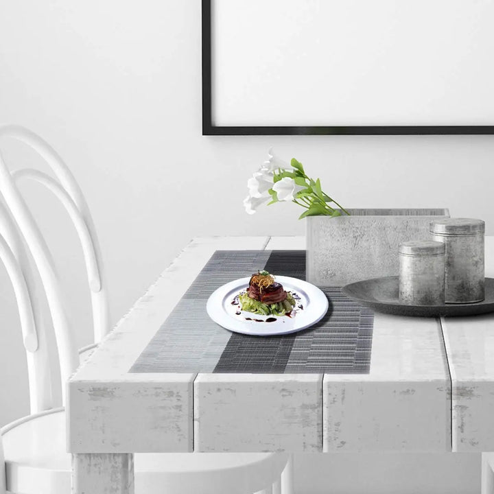 Set aus waschbaren PVC-Tischsets in Grau, schützt den Tisch und dient als moderne Tischdeko für Küche & Gastronomie.