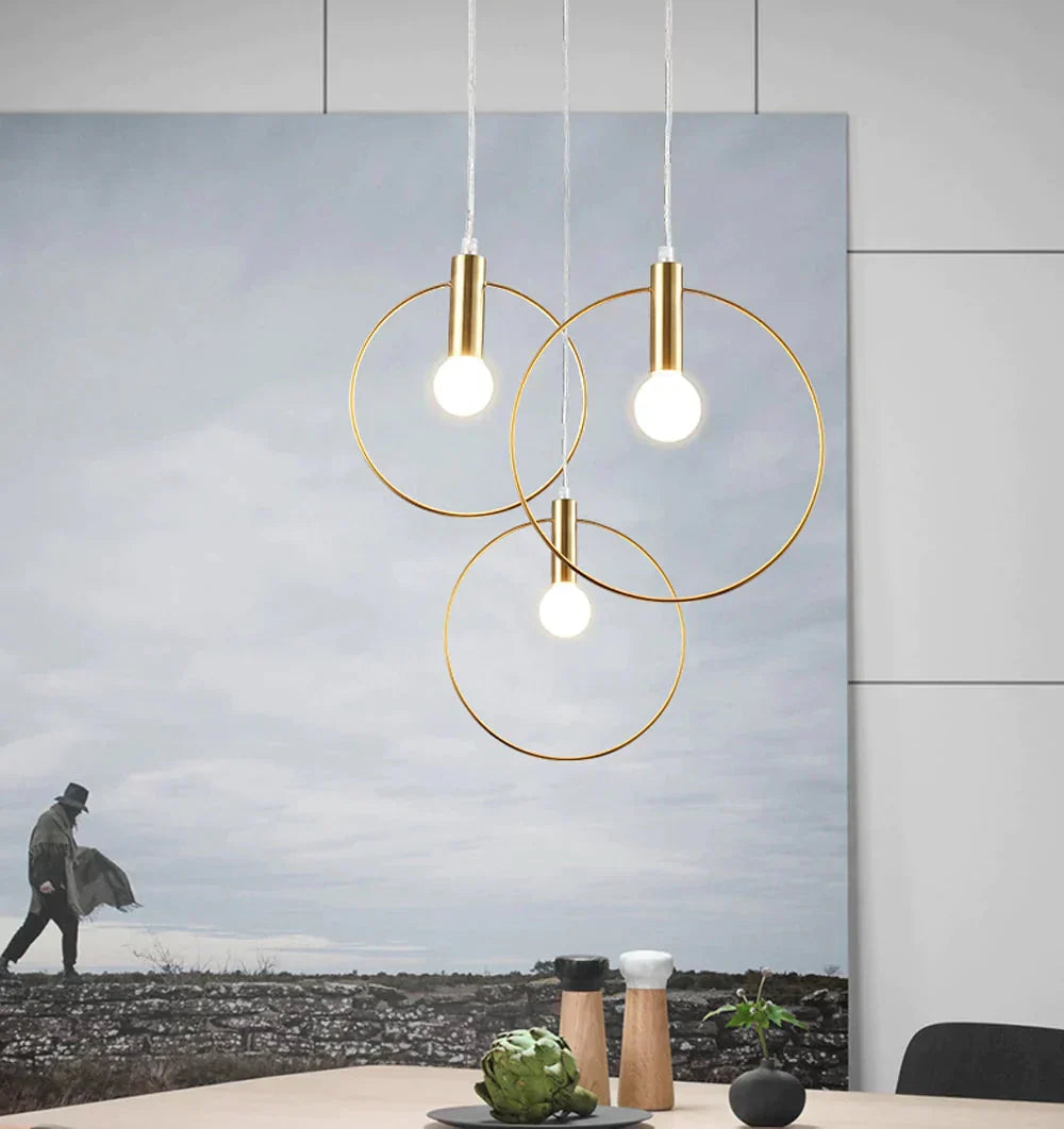 Stilvolle goldene Ring-Pendelleuchte im modernen Industriedesign, ideal als Wohnzimmerlampe oder Barbeleuchtung.