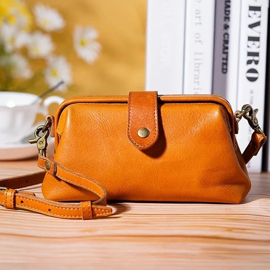 Elegante Retro Ledertasche für Damen, handgemacht aus Echtleder, perfekt für den Alltag.