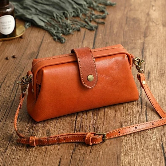 Authentische Retro Damen Ledertasche, handgemacht aus Echtleder, elegant, klassisch und praktisch.