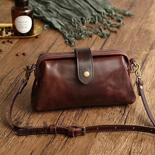 Einzigartige handgemachte Retro Damen Ledertasche aus Echtleder, Vintage-Stil, ideal als Arzttasche.