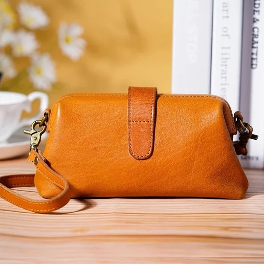 Klassische Vintage Damen Ledertasche, handgemacht, elegante Retro-Optik aus Echtleder.