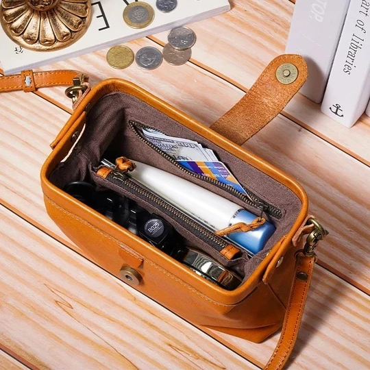 Hochwertige handgemachte Echtleder Damen Tasche im Retro-Stil, elegant und langlebig.