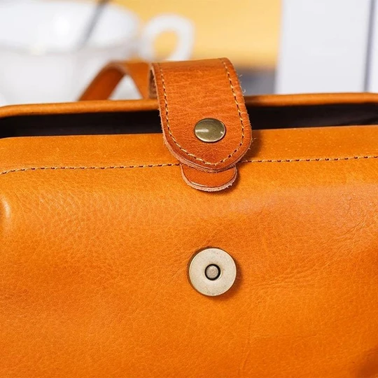 Elegante Damen Arzttasche im Retro-Stil, handgemacht aus Echtleder, praktische Schultertasche.