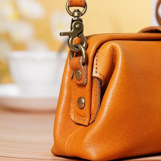 Stilvolle braune Vintage Damen Ledertasche, handgemacht, elegantes Retro Design aus Echtleder.
