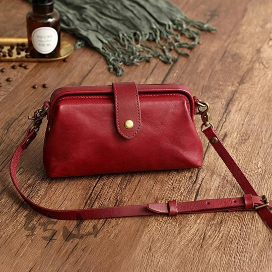 Handgemachte Retro Ledertasche für Damen mit elegantem Verschluss, Echtleder, Vintage-Stil.