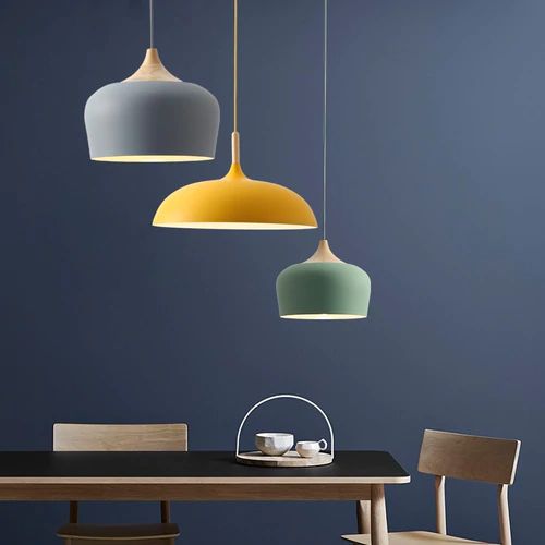 Hellblaue Pastell-Pendelleuchte, Retro-Design aus Metall & Holz. Deckenleuchte für Schlafzimmer. Warme Atmosphäre.