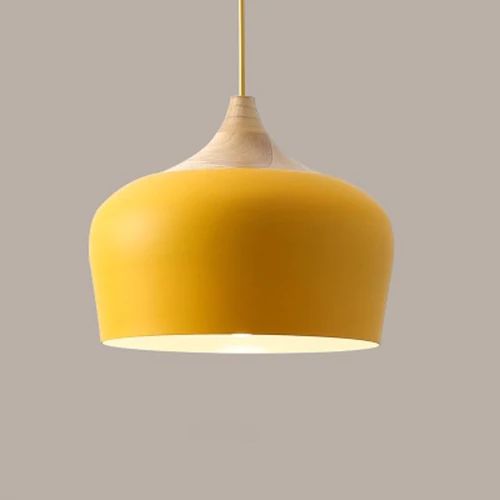 Retro-Pendelleuchte in Pastell, Metall & Holz, strahlt warmes Licht aus. Gemütliche Atmosphäre im Wohnzimmer.