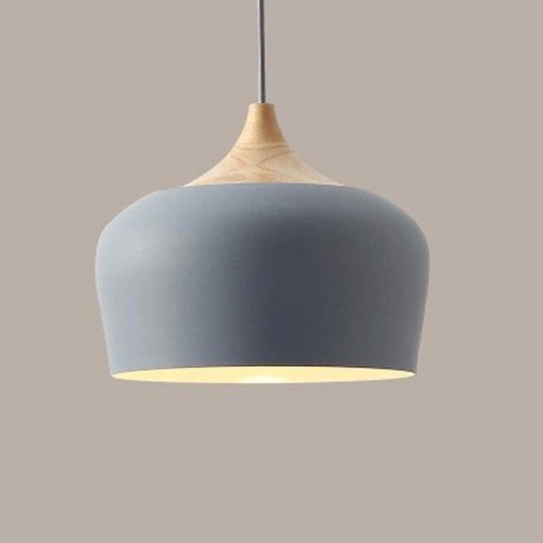 Stilvolle Retro-Pendelleuchte, Pastell, Metall & Holz, als Blickfang in einem modernen Wohnraum. Designleuchte.