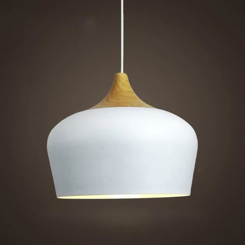 Pastellfarbene Retro-Hängeleuchte aus Metall mit Holzdetails. Perfekte Designerlampe für modernes Zuhause. E27 Fassung.