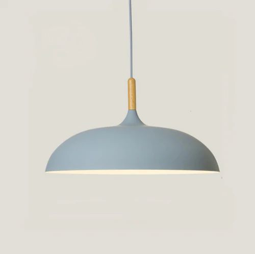 Design-Pendelleuchte in Pastell, Retro-Stil, Metall & Holz. Elegante Deckenlampe fürs Wohnzimmer. Schönes Licht.