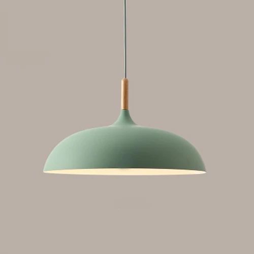 Detailaufnahme: Holz-Element einer Pastell-Retro-Pendelleuchte. Skandinavisches Design trifft Metallschirm.