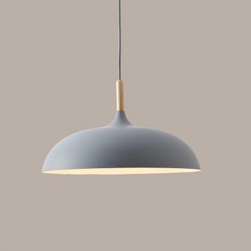 Metallschirm einer Retro-Pendelleuchte in Pastellfarbe. Mit warmen Holzdetails. E27 Fassung, modernes Design.