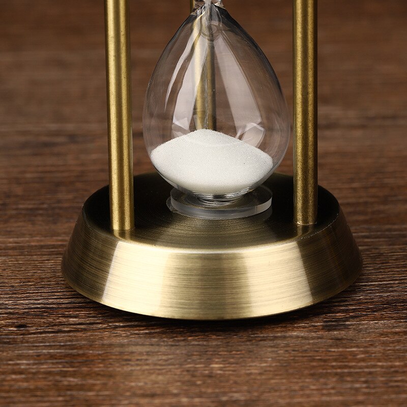 Silberne Sanduhr im Vintage-Stil, ein elegantes Ornament & praktischer Zeitmesser für Schreibtisch oder Regal im Zuhause.