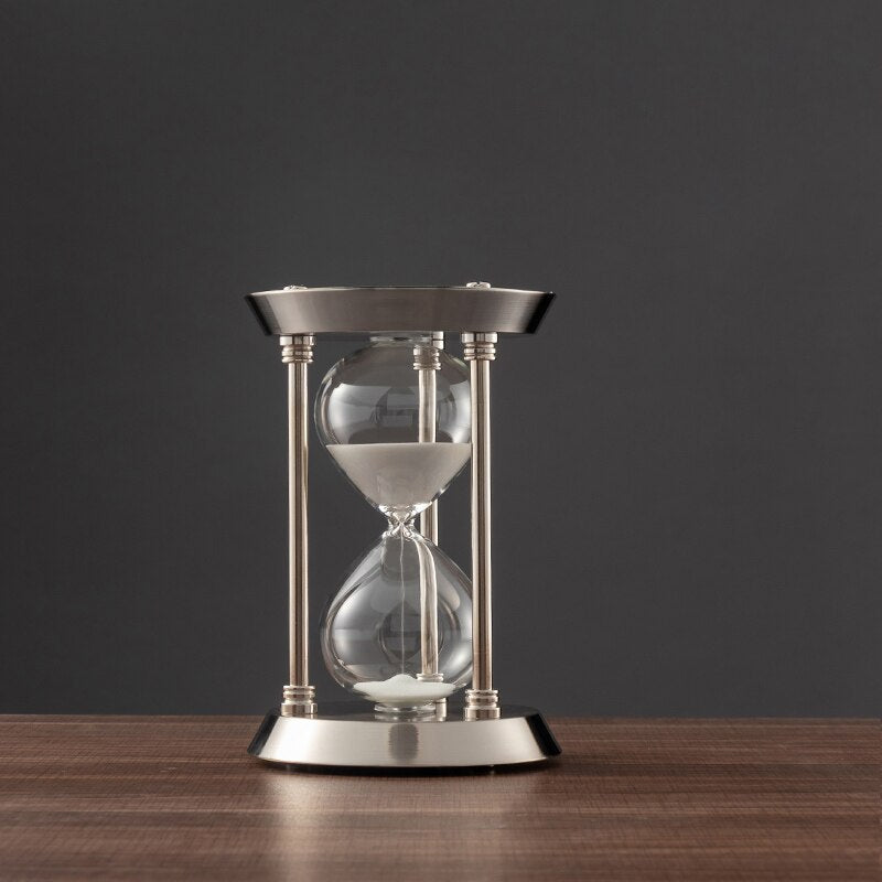 Geschenkidee: Elegante Retro-Sanduhr aus Metall, als Zeitmesser und Desktop-Dekoration für Vintage-Liebhaber.