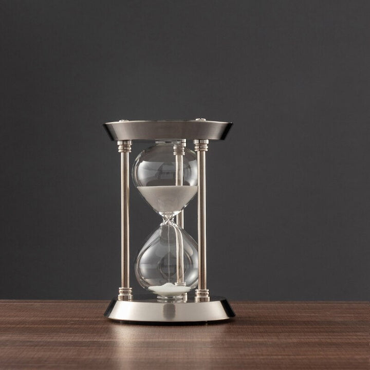 Geschenkidee: Elegante Retro-Sanduhr aus Metall, als Zeitmesser und Desktop-Dekoration für Vintage-Liebhaber.