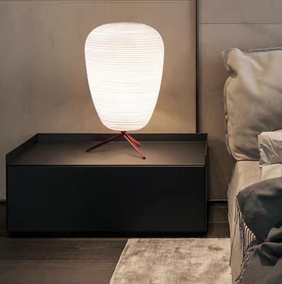 Designer Tischlampe für Schlafzimmer; japanisches Design, Glaslampe mit warmem Licht, perfekte Wohndekoration.