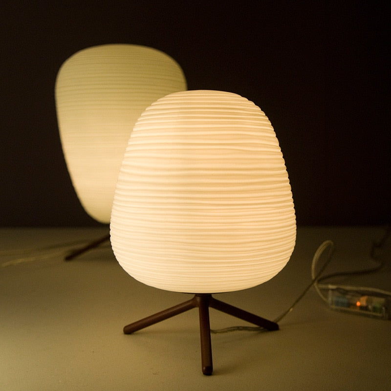 Rituals Glaslampe mit stimmungsvollem Ambientelicht, ideal als elegante Wohndekoration im Schlafzimmer.