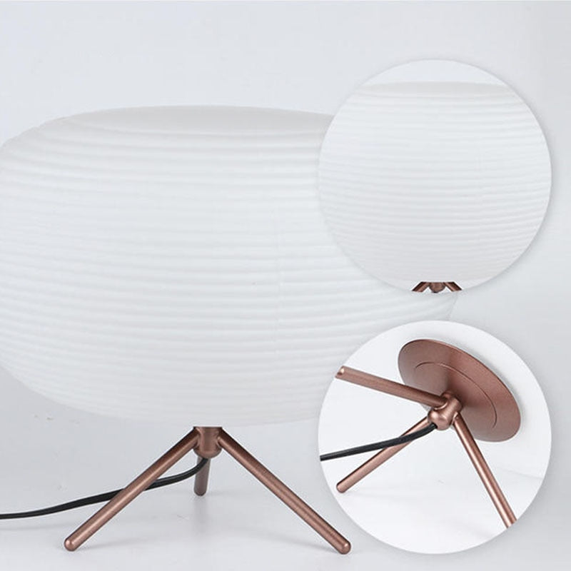 Hochwertige Tischlampe im japanischen Design, bietet sanftes Licht für entspannte Atmosphäre.