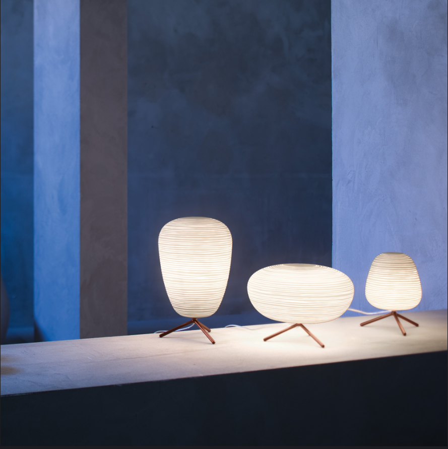 Stilvolle Designer Tischlampe aus Glas, perfektes Ambientelicht für Wohnzimmer und Schlafzimmer.