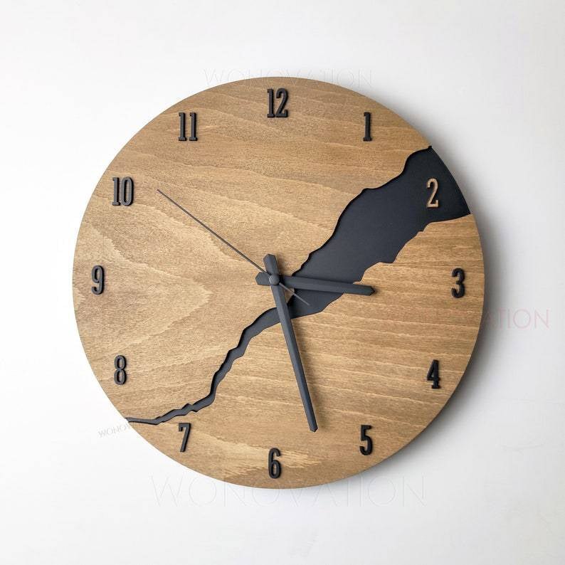 Elegante, runde Wanduhr aus hellem Holz mit minimalistischem Design, perfekt für modernes Wohnzimmer-Interieur.