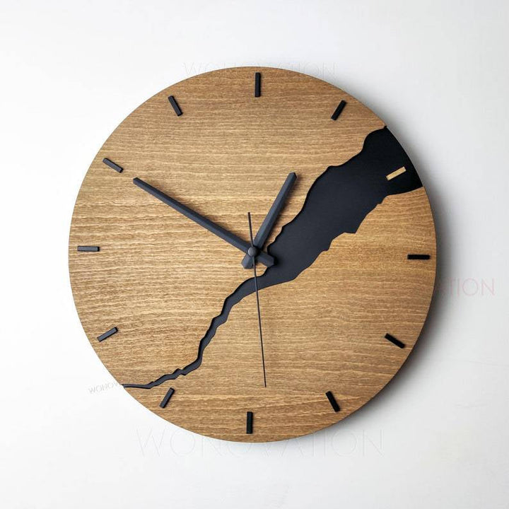 Moderne, minimalistische Holzwanduhr, geräuscharm, als stilvoller Blickfang für Wohnzimmer oder Büroumgebung.