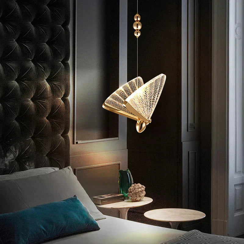 Elegante Schmetterling LED Hängeleuchte aus Metall, dimmbar, ideal für modernes Schlafzimmer & Wohnzimmer.