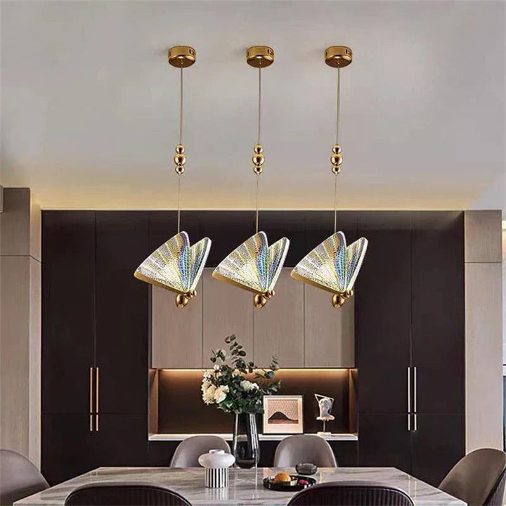 Dimmbare LED Hängeleuchte im Schmetterling Design aus Metall, warmes Licht für gemütliches Schlafzimmer Ambiente.