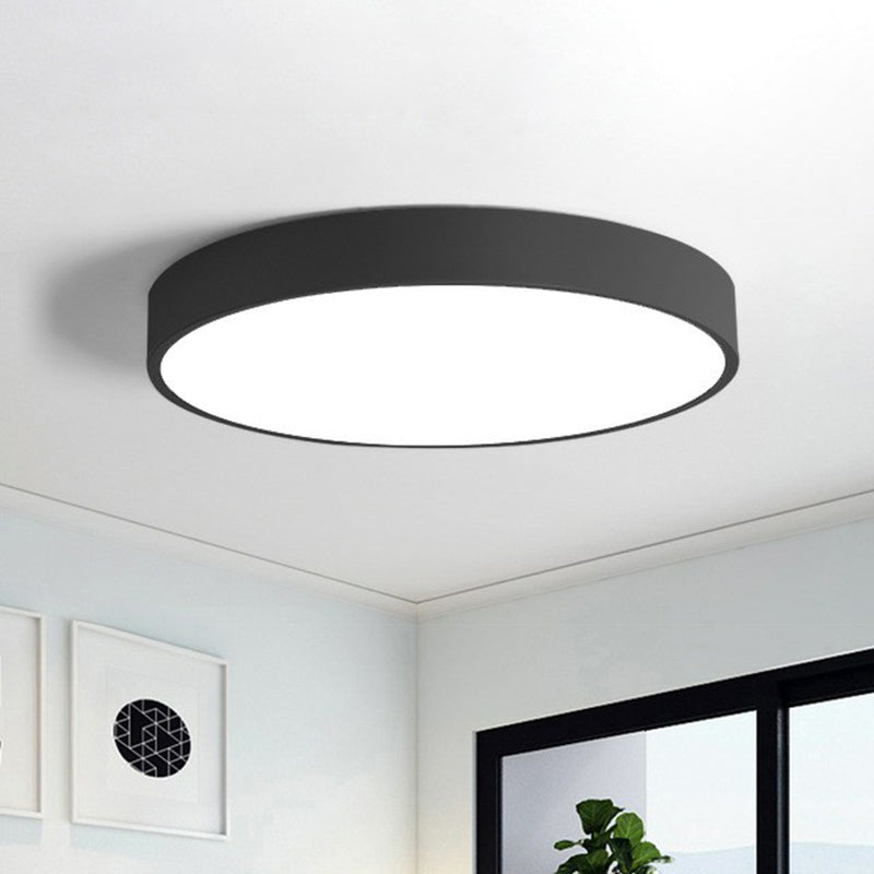 Weiße skandinavische LED Deckenleuchte, warm- & kaltweiß, dimmbar, perfekte Beleuchtung für Wohnzimmer.