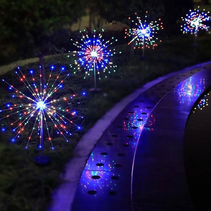 Wasserdichte IP65 Solar Gartenlampe mit LED Feuerwerkslichtern für zauberhafte Lichteffekte im Außenbereich.