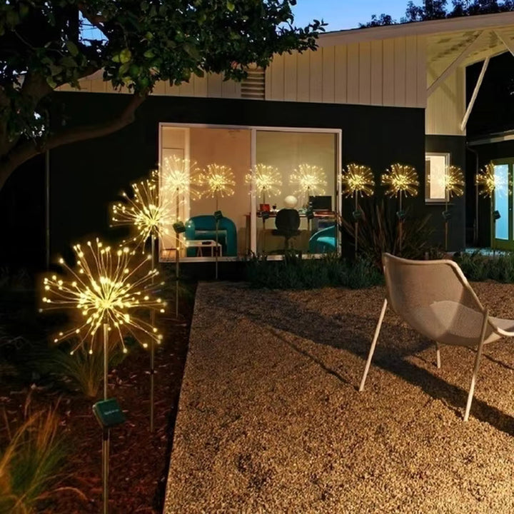 Energiesparende solarbetriebene Gartenbeleuchtung, kreiert magische Feuerwerkslichter für eine tolle Atmosphäre.