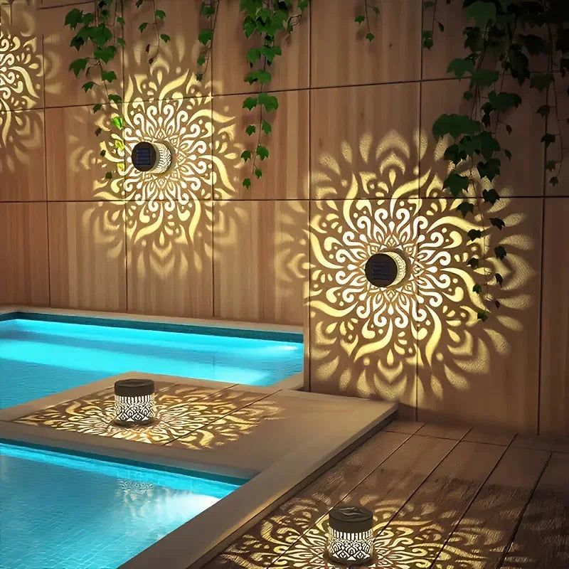 Elegante Solar-Gartenlaterne mit dekorativem Schattenmuster für stimmungsvolle Außenbeleuchtung.