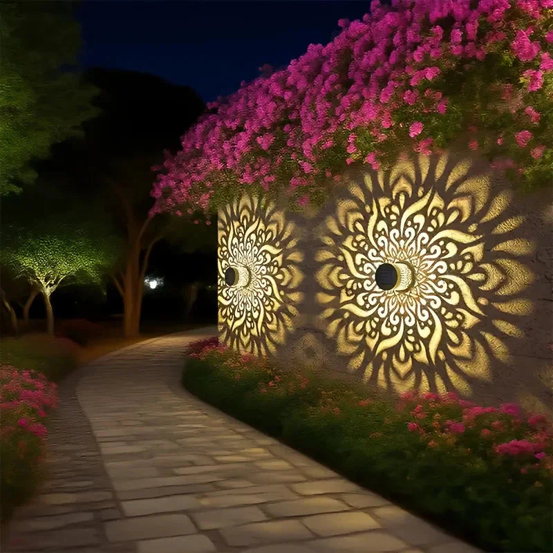Solarlaterne mit kunstvollem Schattenmuster, die magische Lichteffekte im Garten erzeugt. Ideal als Dekoration.