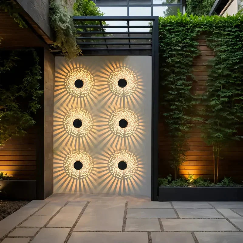 Dekorative Solar-Gartenbeleuchtung, die mit ihrem einzigartigen Schattenmuster eine gemütliche Atmosphäre schafft.