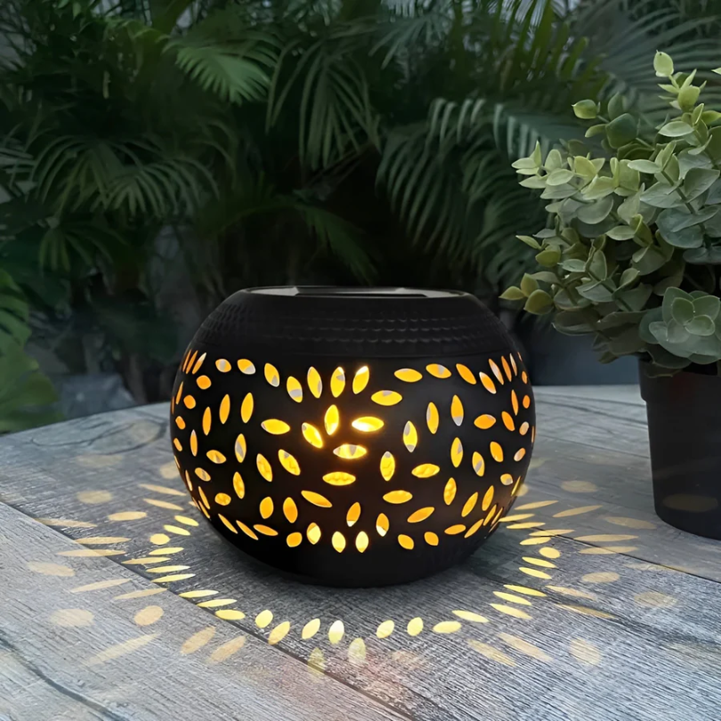 Elegante Solar Gartenleuchte aus Metall mit faszinierendem Lichtmuster, ideal für Garten & Terrasse, umweltfreundlich.