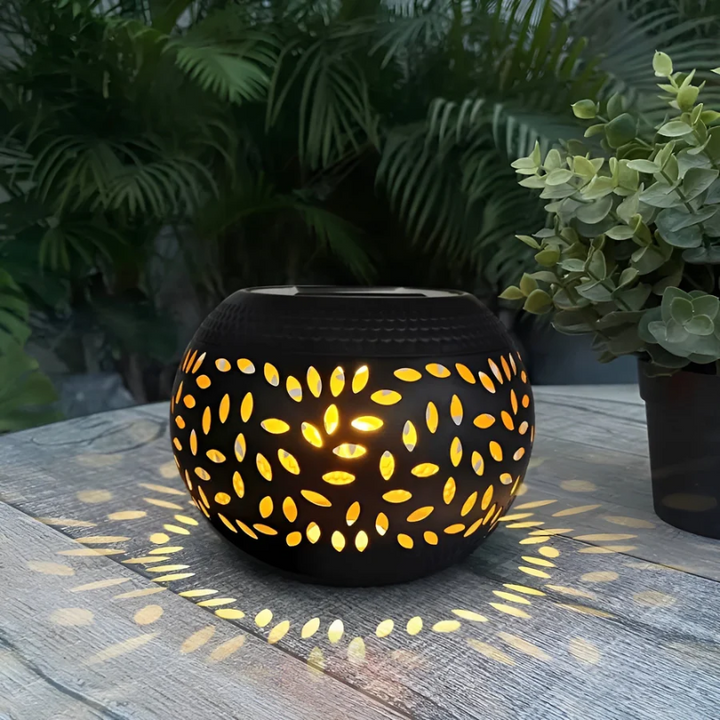 Elegante Solar Gartenleuchte aus Metall mit faszinierendem Lichtmuster, ideal für Garten & Terrasse, umweltfreundlich.