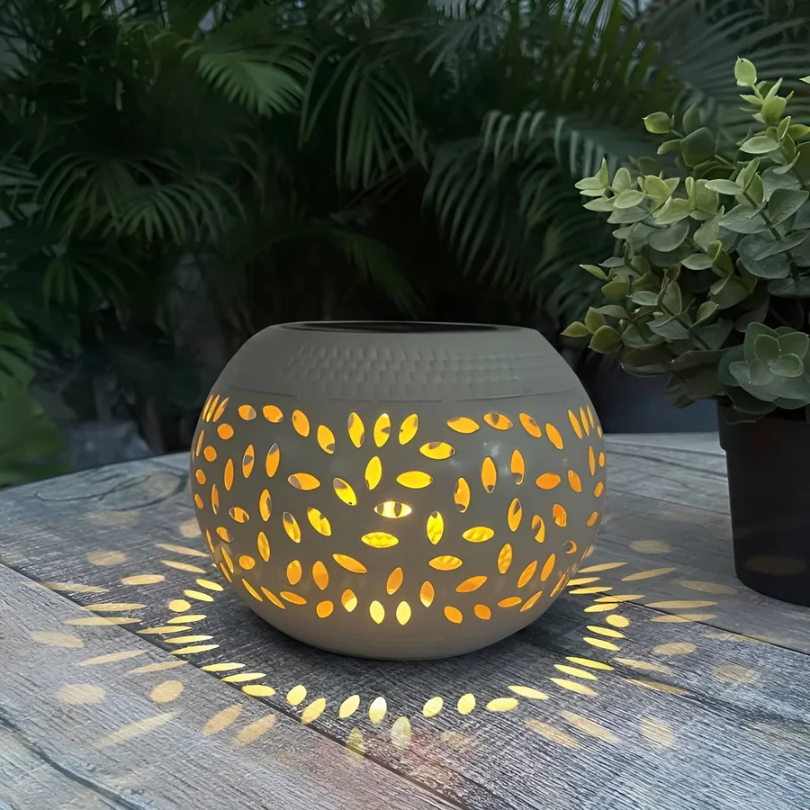 Dekorative Solarleuchte mit gepunktetem Muster schafft stimmungsvolle Außenbeleuchtung für Garten, Terrasse & Balkon.