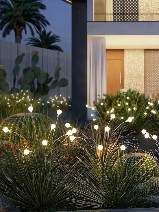 Wetterfeste Solar-Gartenbeleuchtung mit LEDs, ideal für Wege, Terrassen und Beete.