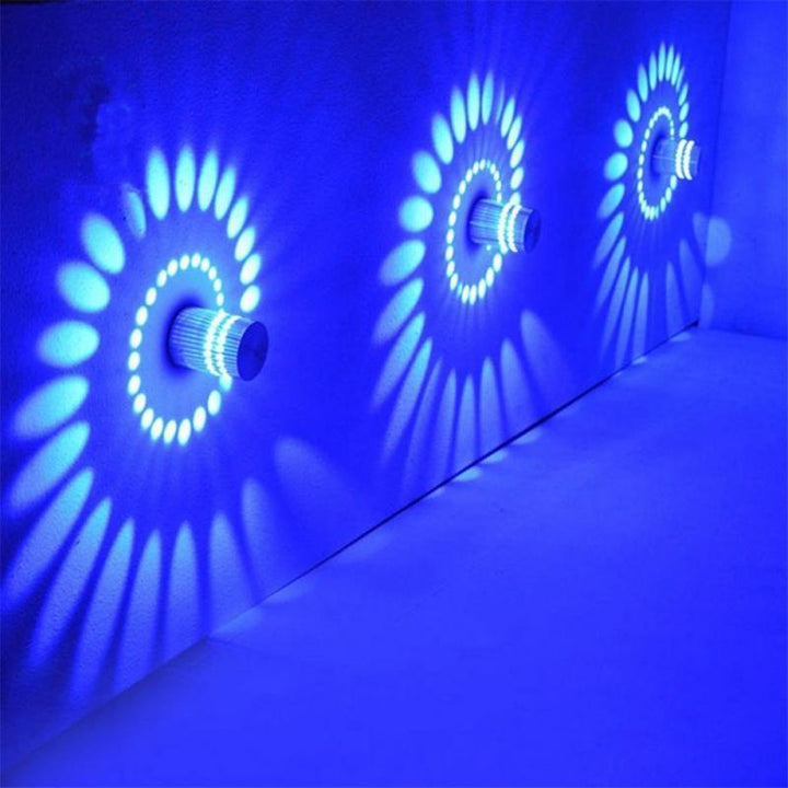 Moderne Deckenleuchte mit dynamischem Spiraldesign, vielseitige LED-Beleuchtung für jeden Raum.