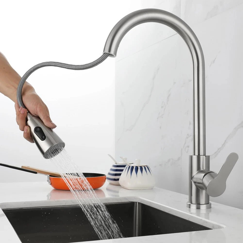 Praktische SWIVELUX Mischbatterie, ausziehbar und 360° drehbar, ideal für jede Küche.