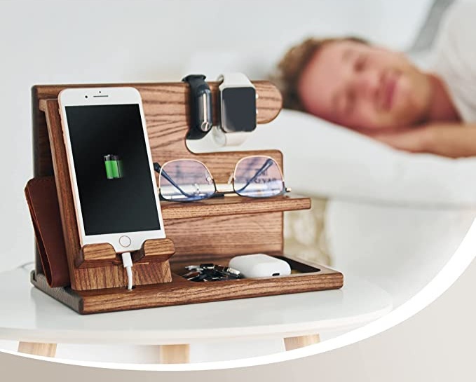 Edle Telefon-Dockingstation aus Holz, hilft beim Organisieren des Schreibtischs und hält Gadgets griffbereit.
