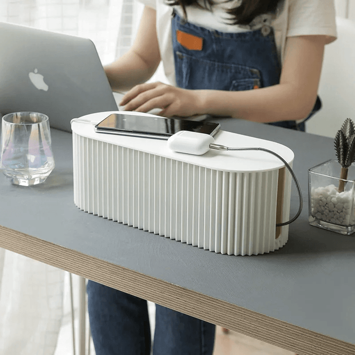 Stilvolle TidyVolt Kabelorganizer Box zur staubdichten Aufbewahrung von Kabeln & Steckdosenleisten im Wohnzimmer.