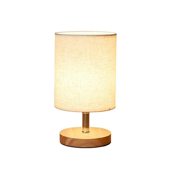 Dekorative Tischlampe im skandinavischen Design. Holzfuss & Leinenschirm schaffen wohnliche Atmosphäre. Schlafzimmer, Wohnzimmer.