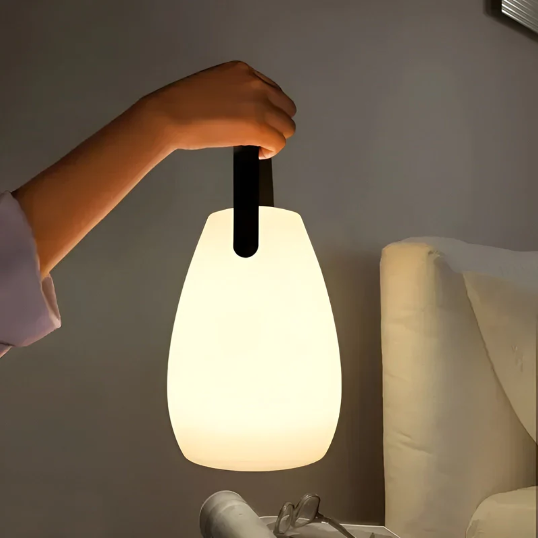 Dekorative LED-Tischlampe mit Farbwechsel, tragbar für gemütliche Innen- & Außenbeleuchtung.