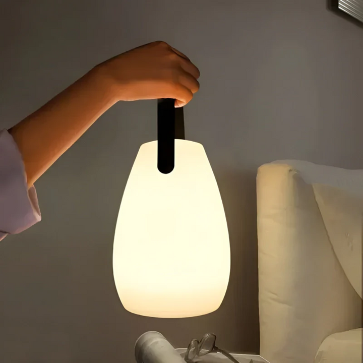 Dekorative LED-Tischlampe mit Farbwechsel, tragbar für gemütliche Innen- & Außenbeleuchtung.